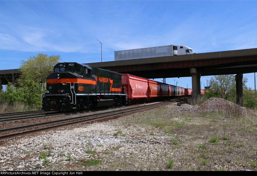 4021 shoves its cut back in to the yard